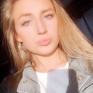 Meet your Posher, Cassandra